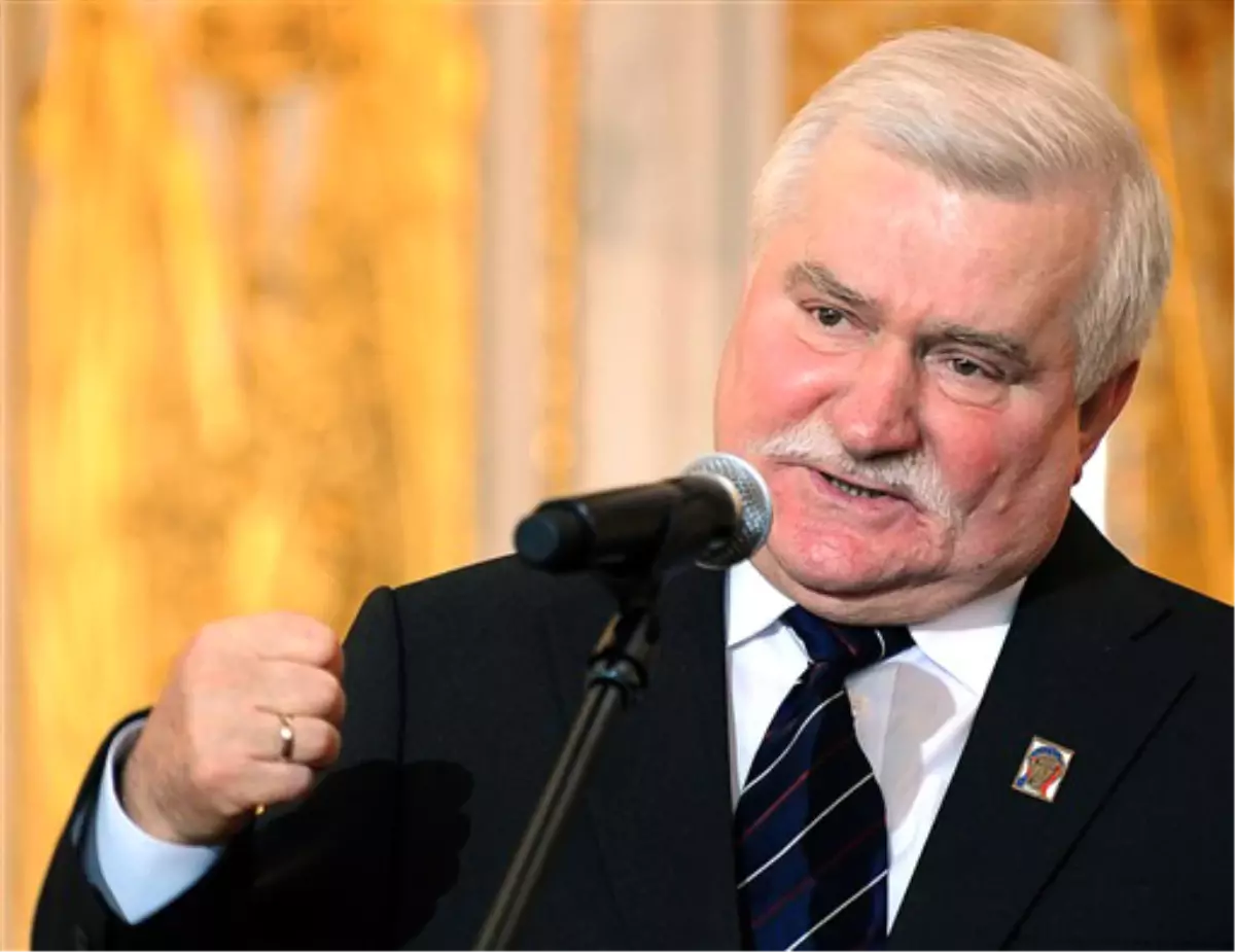 Polonya\'da Walesa\'dan Demokrasi Çağrısı