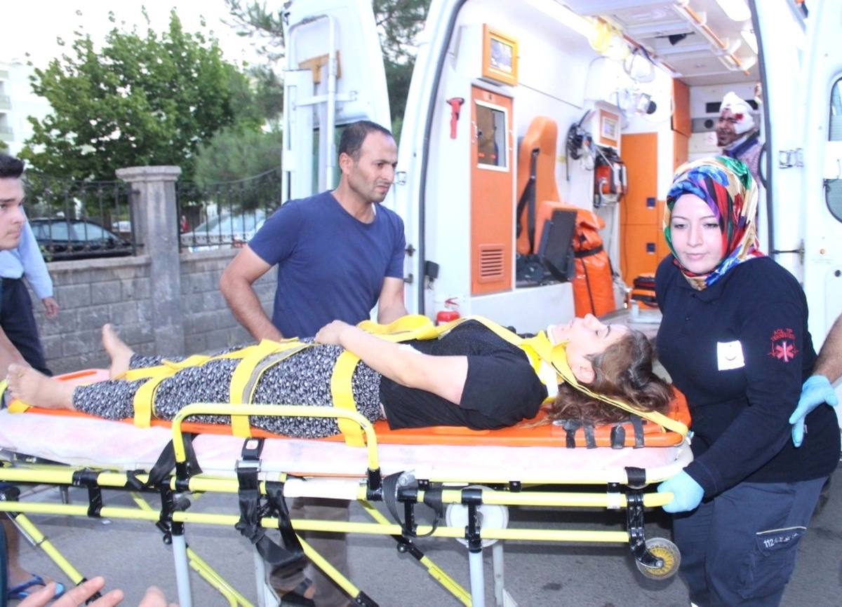 Adıyaman\'da İki Otomobil Çarpıştı: 1 Ölü, 6 Yaralı