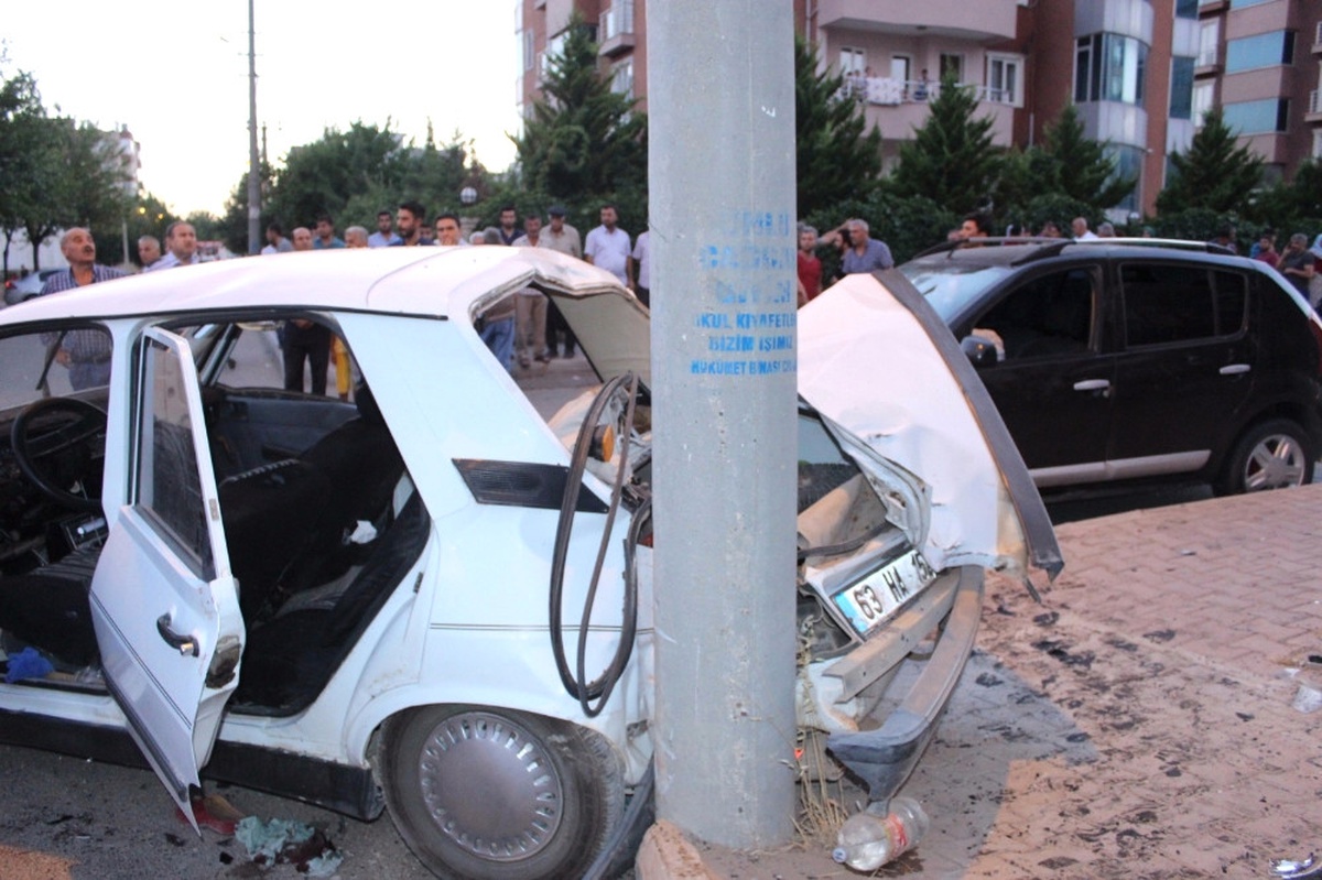 Adıyaman\'da Iki Otomobil Çarpıştı: 1 Ölü, 6 Yaralı