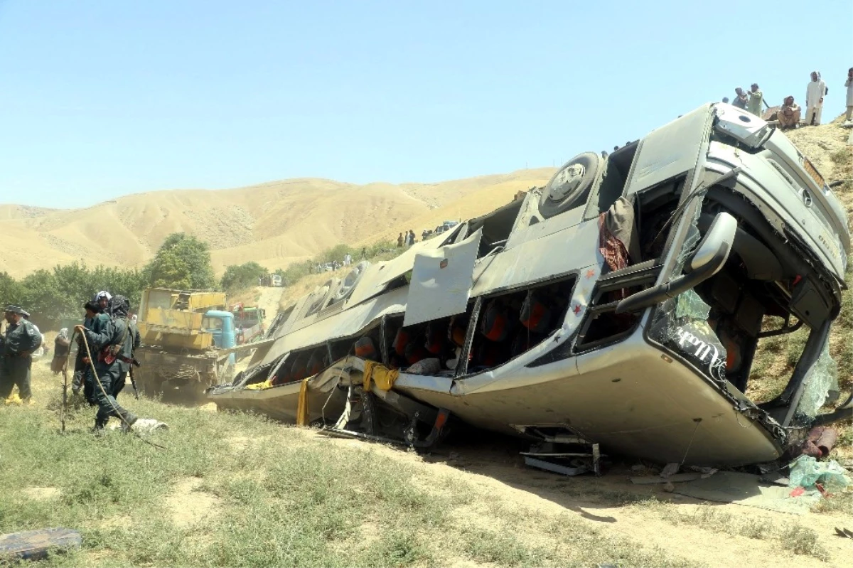 Afganistan\'da Trafik Kazası: 14 Ölü