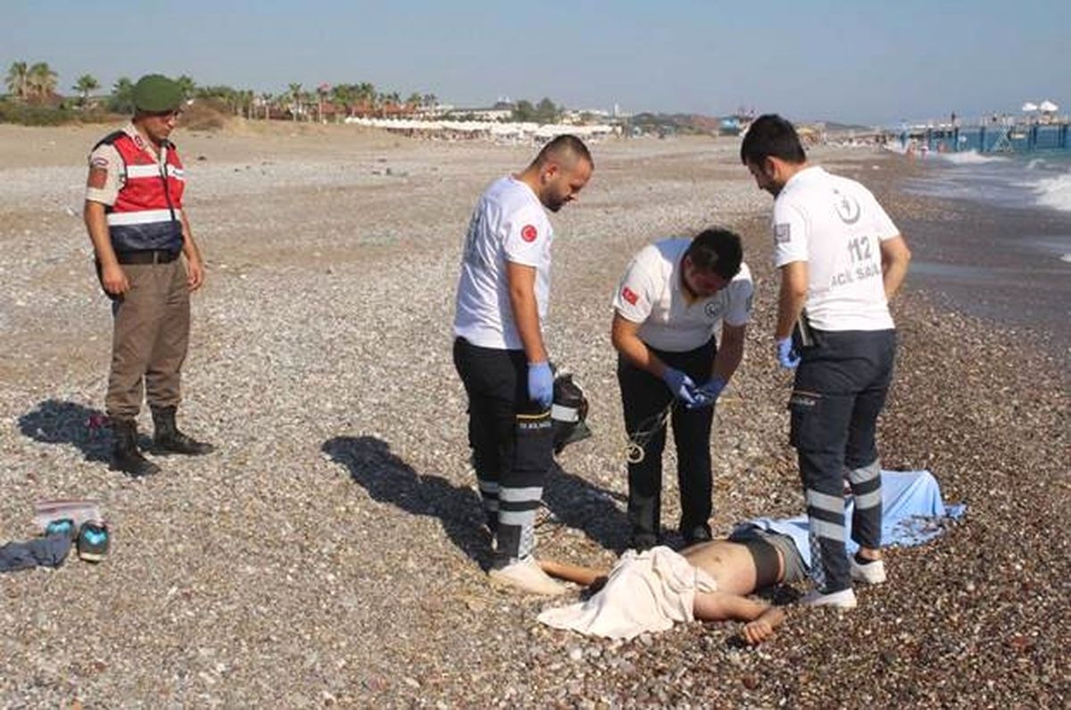 Antalya\'da Denize Giren Genç Boğuldu