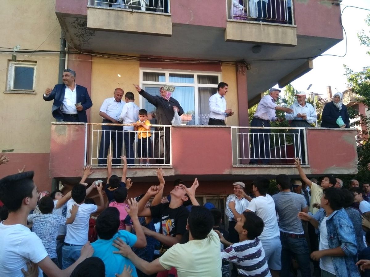 Belediye Başkanı Çalışkan, Düğünde Dolar Serpti