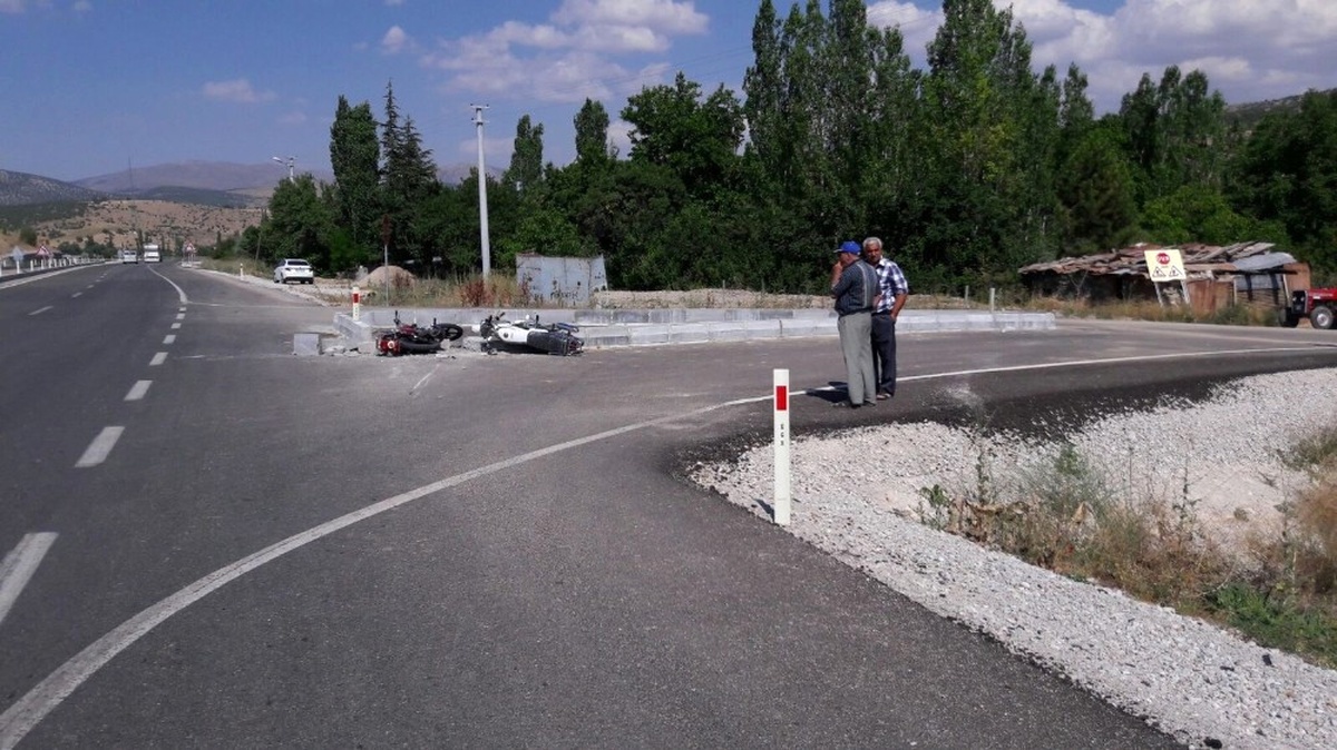 Beyşehir\'de Motosikletler Çarpıştı: 1 Ölü, 2 Yaralı