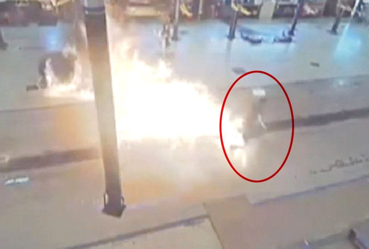 Yerleri Temizlerken Bir Anda Alevler İçinde Kaldı, Korkunç Anlar Kamerada!