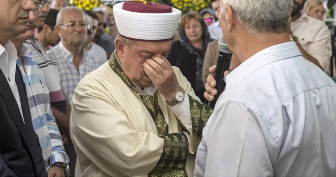 Depremde Ölen Gencin Cenaze Namazını Kıldıran İmam Gözyaşlarını Tutamadı