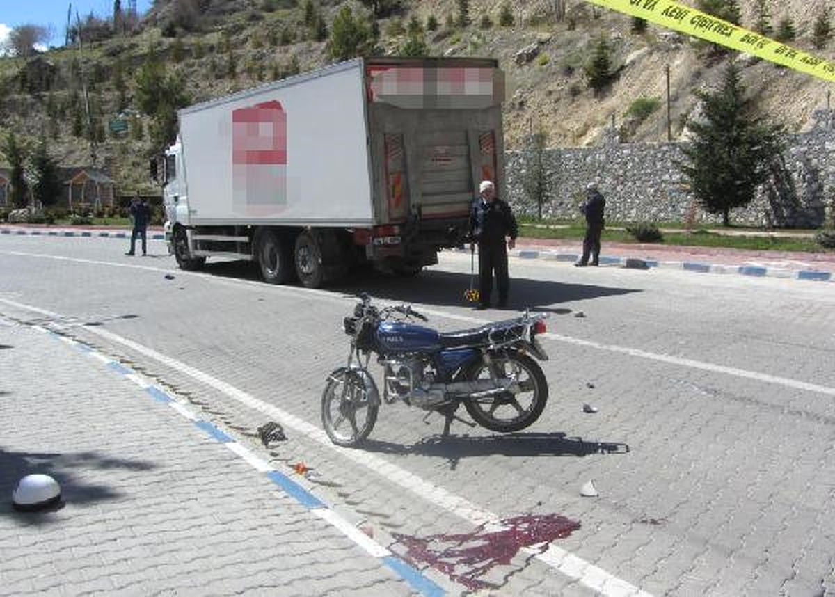 Dha Yurt -   Kamyona Çarpan Motosiklet Sürücüsü Öldü