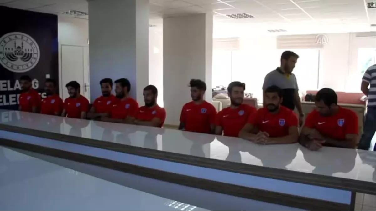 Elaziz Belediyespor\'da Toplu Imza Töreni