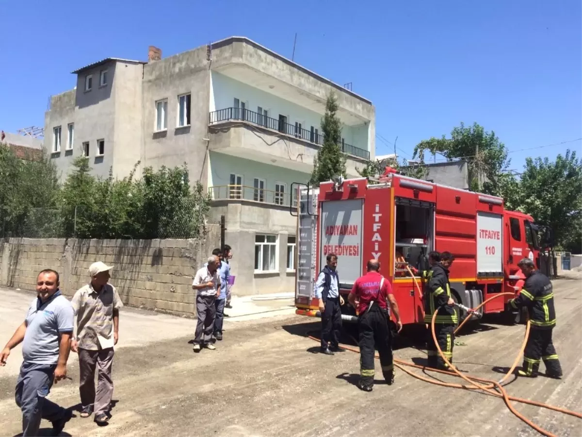 Elektrik Kontağından Çıkan Yangın Büyümeden Söndürüldü