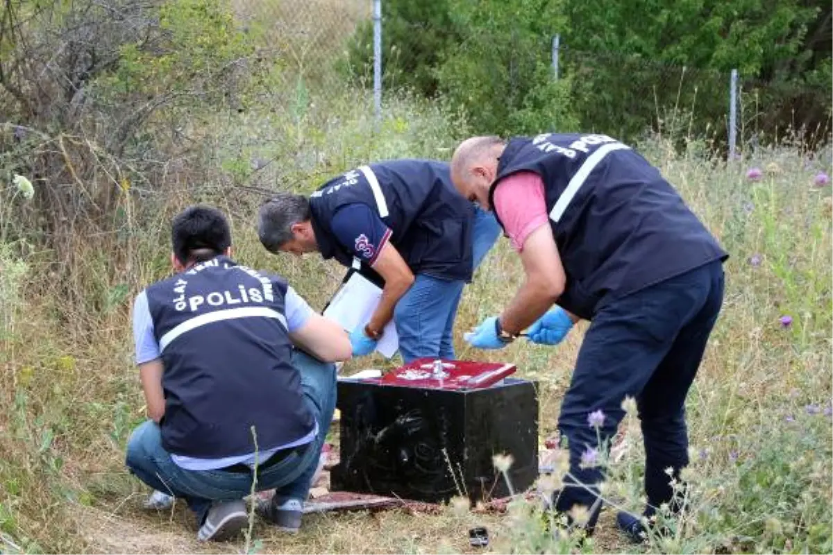 Evden Çaldıkları Kasayı Boş Arazide Parçaladılar