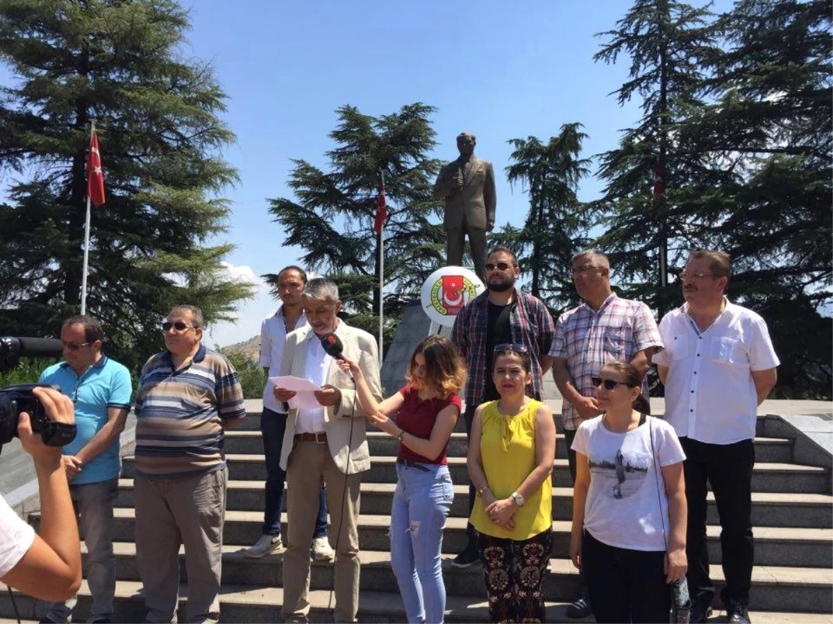 Gazeteciler Atatürk Anıtı\'na Çelenk Koydu