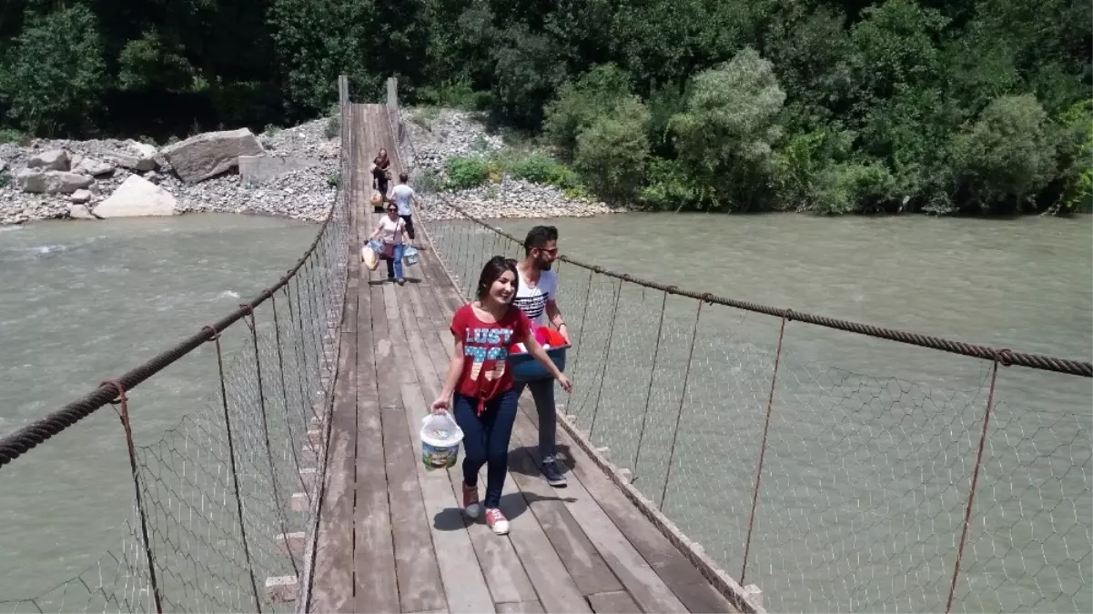 Hakkari\'de Kavurucu Sıcaklar Vatandaşları Bunalttı