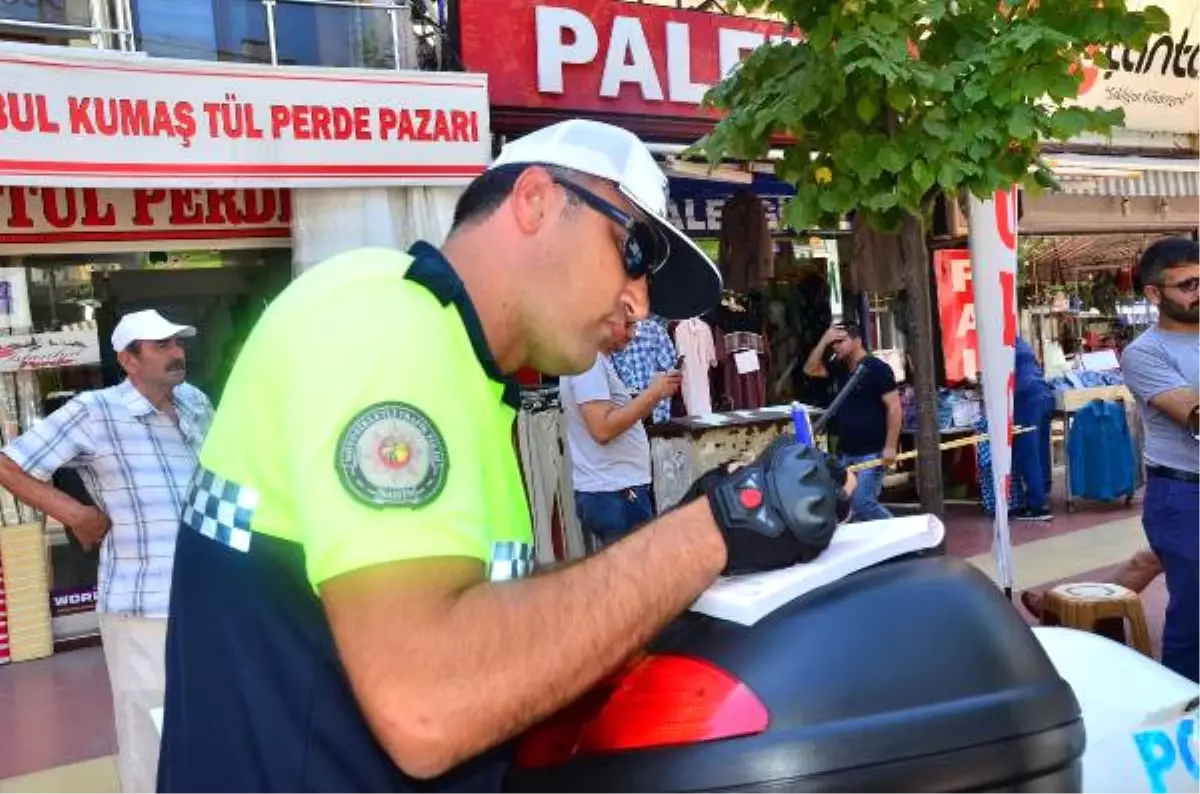 Halk Otobüsü Şoförü Park Yasağına Uymayan Sürücülere Kızıp Yolu Kapattı