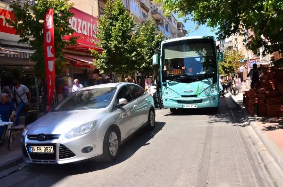 Halk Otobüsü Şoförü Park Yasağına Uymayan Sürücülere Kızıp Yolu Kapattı