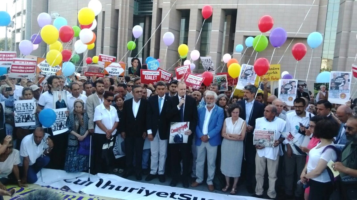 İstanbul Adliyesi Önünde Cumhuriyet Çalışanlarına Destek Eylemi