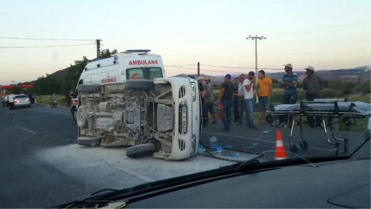 İzmir\'deki Minibüs Otomobille Çarpıştı: 5\'i Çocuk 11 Yaralı