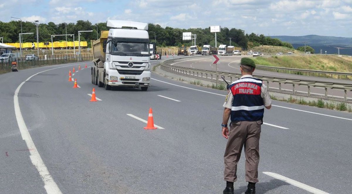 Jandarmadan Hafriyat Kamyonu Denetimi (1)