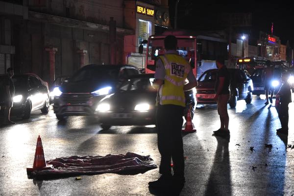 Kamyona Çarpan Motosiklet Sürücüsü Öldü