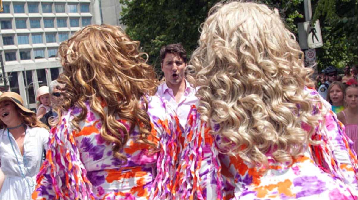 Kanada Başbakanı Pembe Gömleğini Giyip Eşcinsel Yürüyüşünde Amigoluk Yaptı