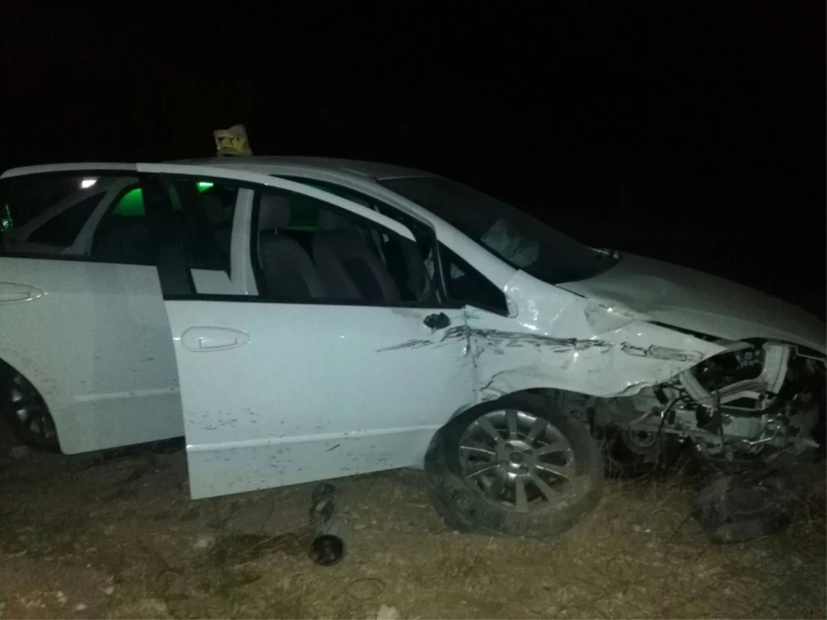 Karaman\'da Otomobille Minibüs Çarpıştı: 8 Yaralı