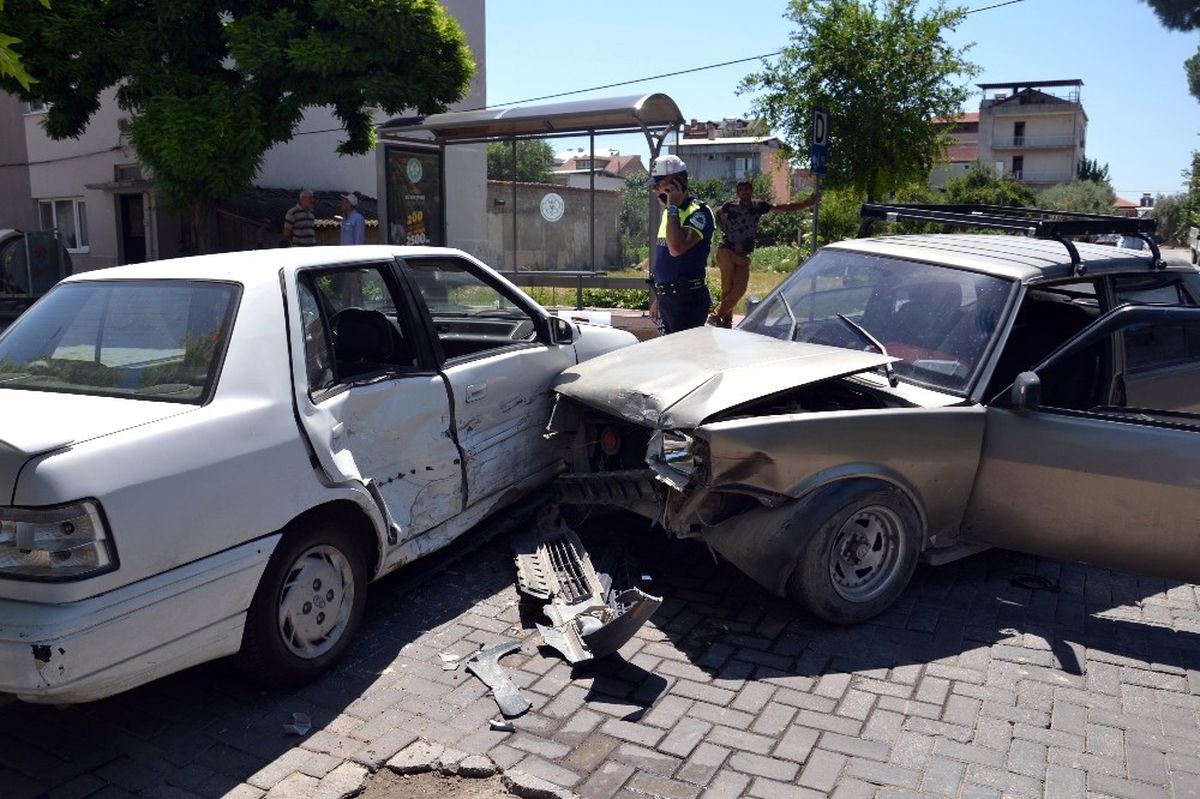 Manisa\'da Trafik Kazası: 3 Yaralı