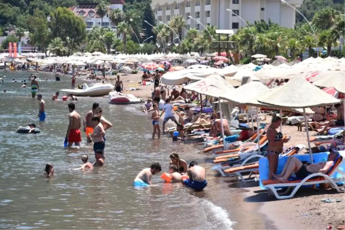 Marmaris\'te Sıcaktan Bunalanlar Plajları Doldurdu