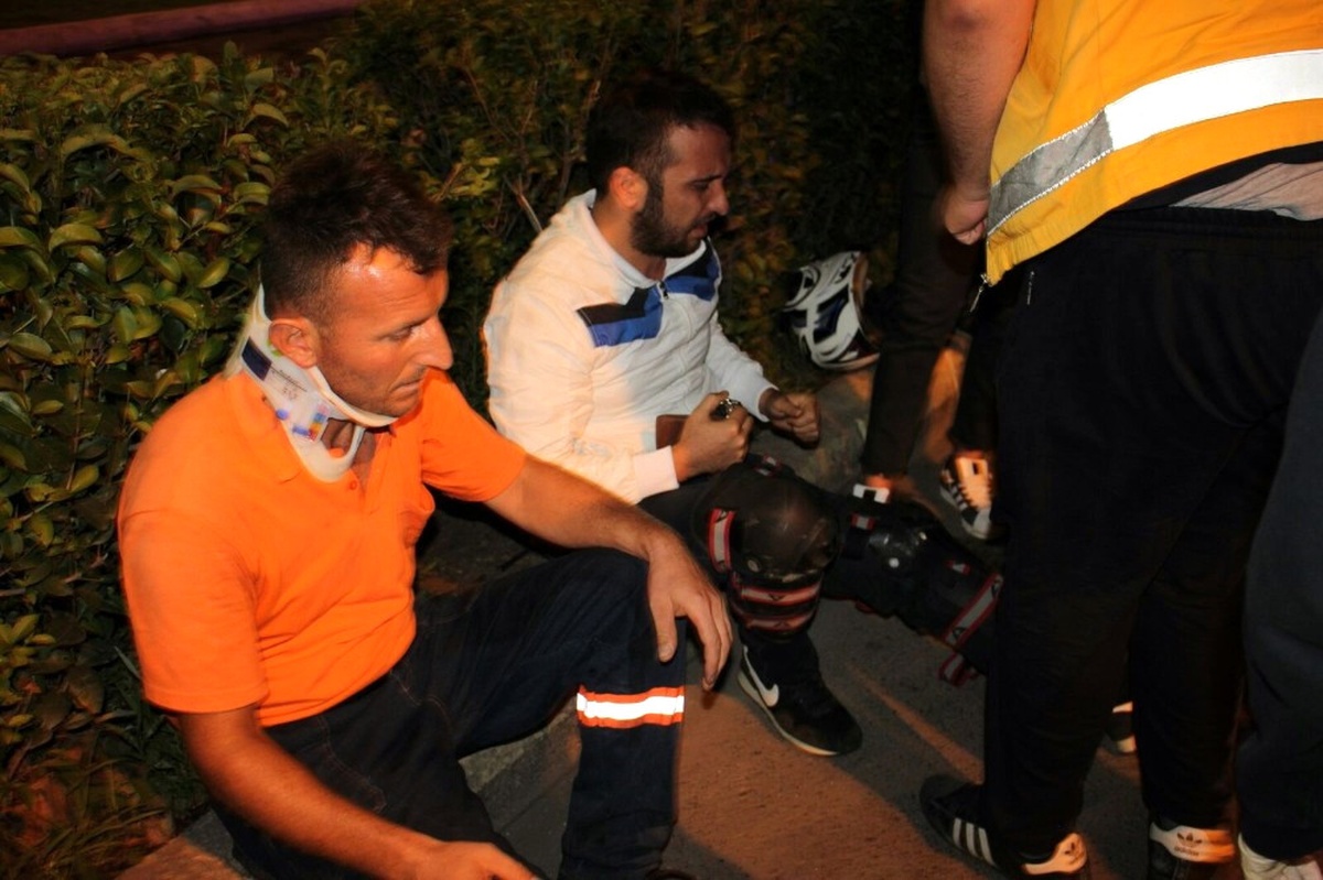 Motosiklet Çöp Kamyonundaki İşçiye Çarptı: 2 Yaralı