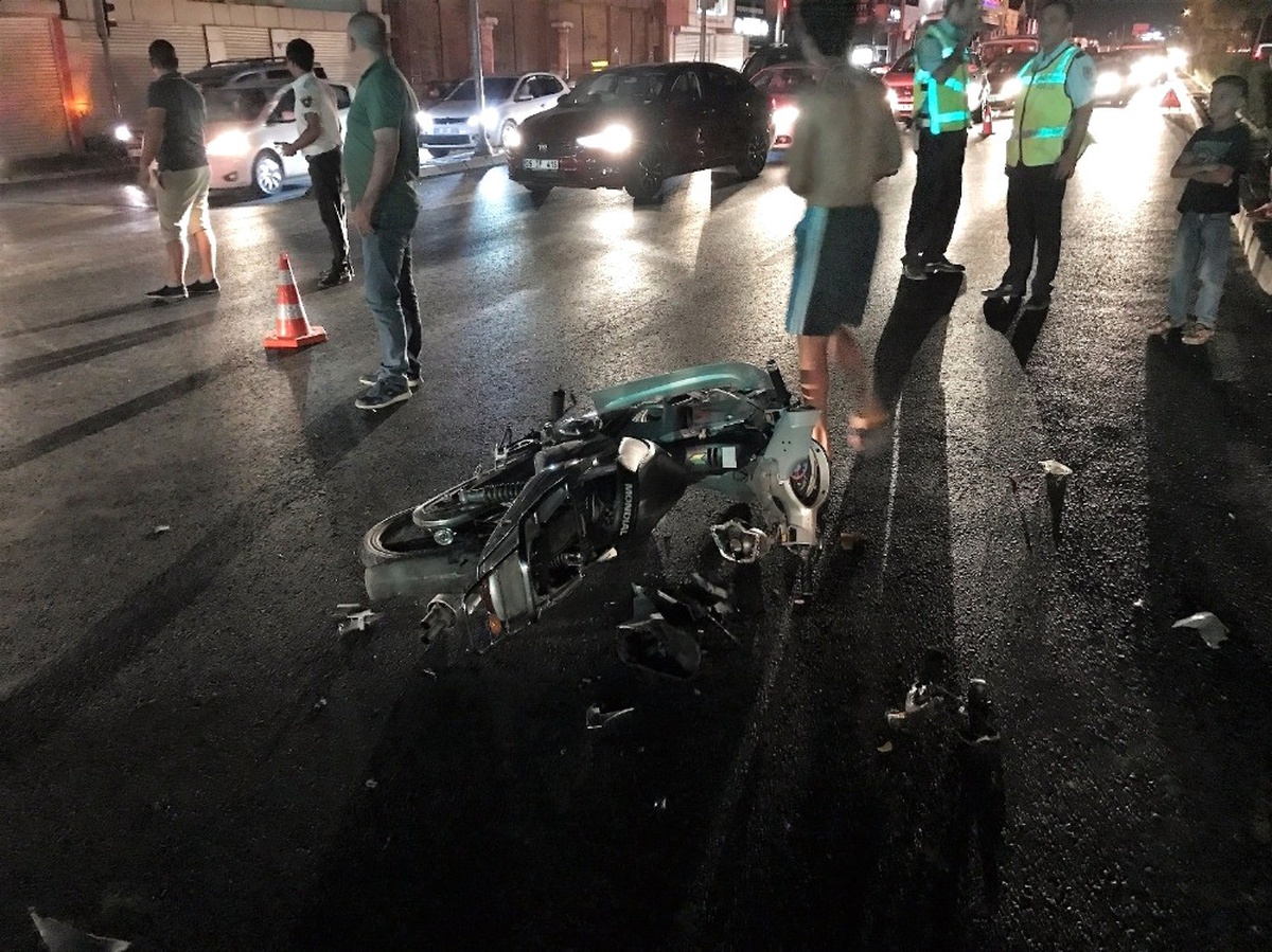 Motosiklet Kamyona Çarptı: 1 Ölü