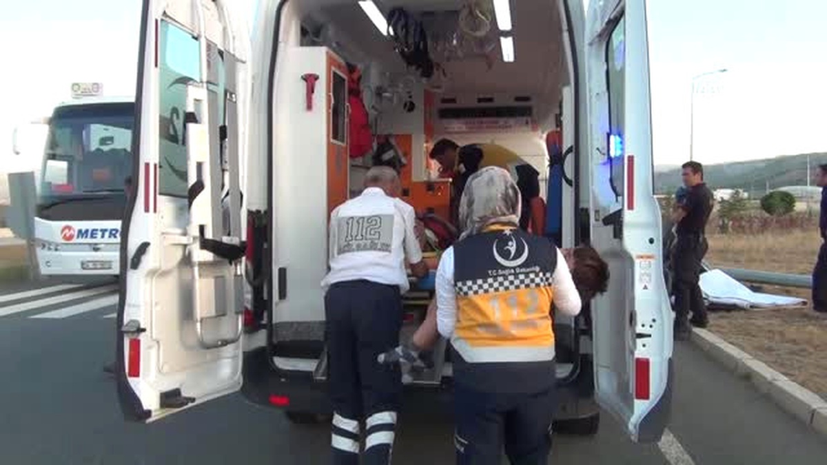 Otomobil Aydınlatma Direğine Çarptı: 2 Yaralı