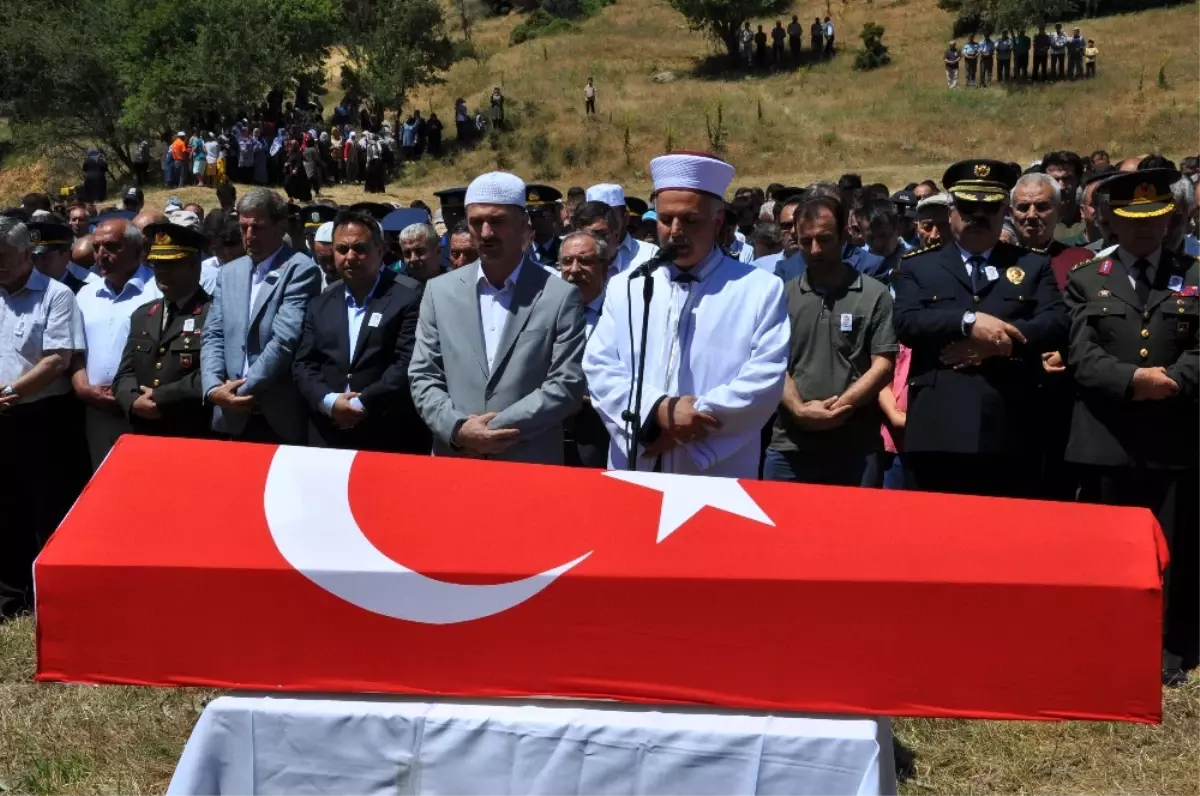 Şehit Polis Memuru Toprağa Verildi