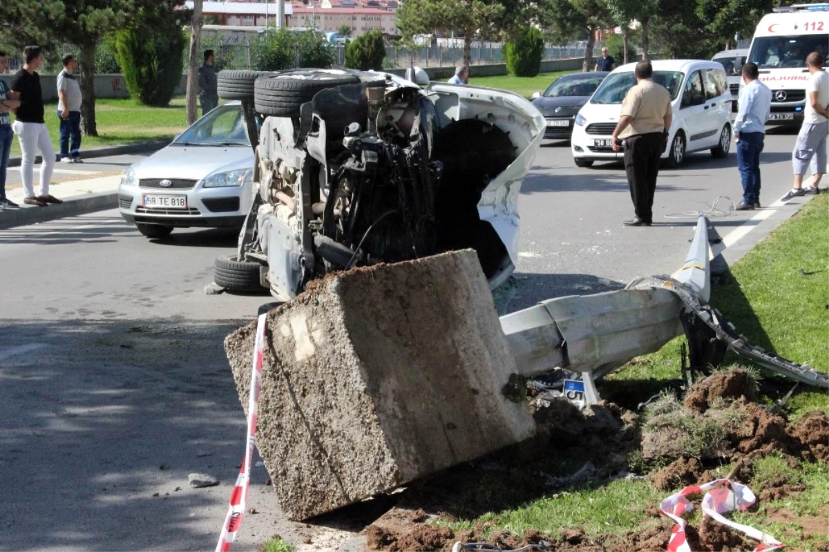 Sivas\'ta Otomobil Aydınlatma Direğine Çarptı: 2 Yaralı
