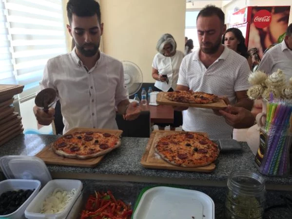 Süryani Ortakların Pizza Dükkanı, Papazın Dualarıyla Açıldı Son Dakika