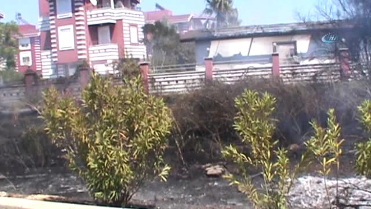 Villa Tipi Evlerin Bulunduğu Tatil Bölgesinde Sazlık Yangını
