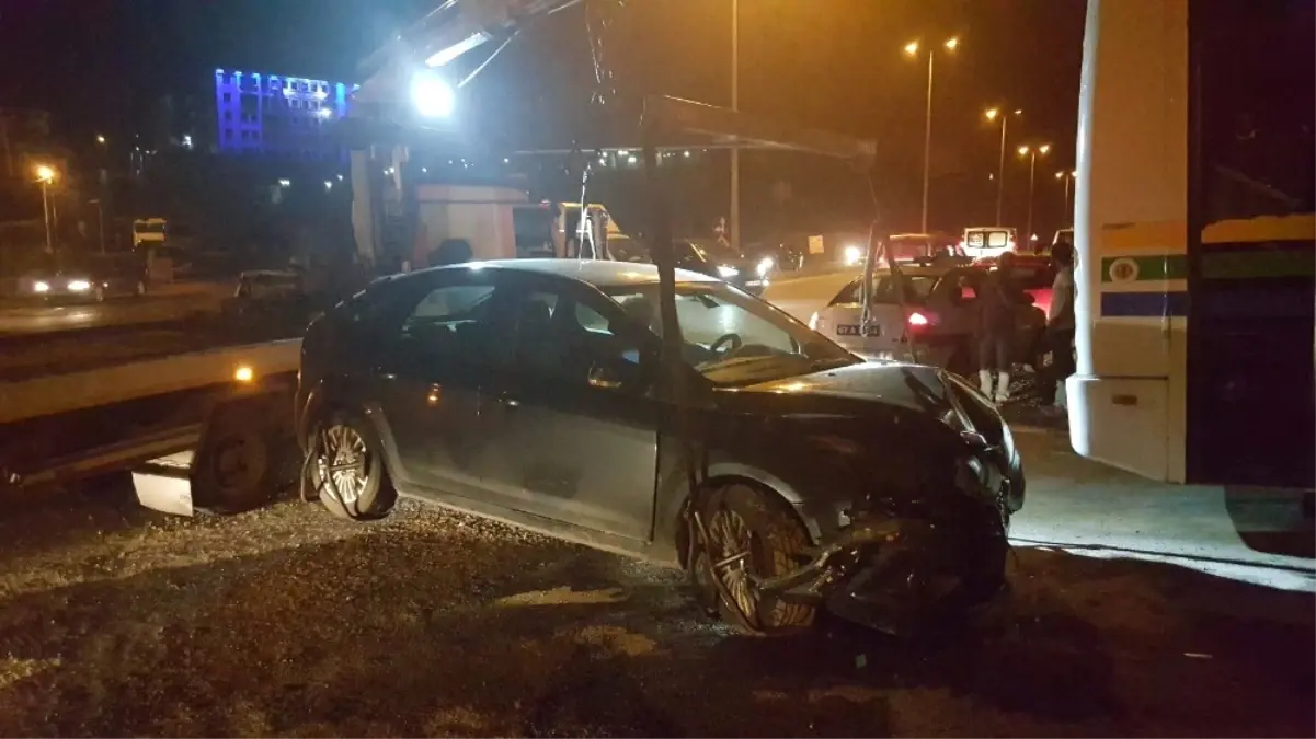 Zonguldak\'ta Halk Otobüsü Otomobille Çarpıştı: 2 Yaralı