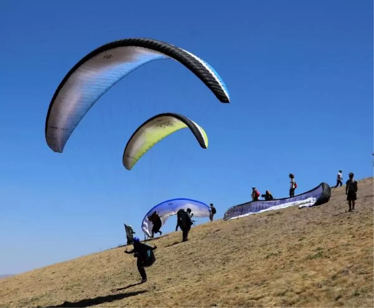 8\'inci Ali Dağı Yamaç Paraşütü Şampiyonası Başladı