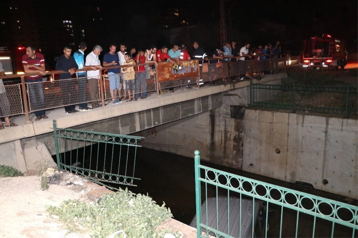 Adana\'da Araç Sulama Kanalına Düştü: 2 Yaralı
