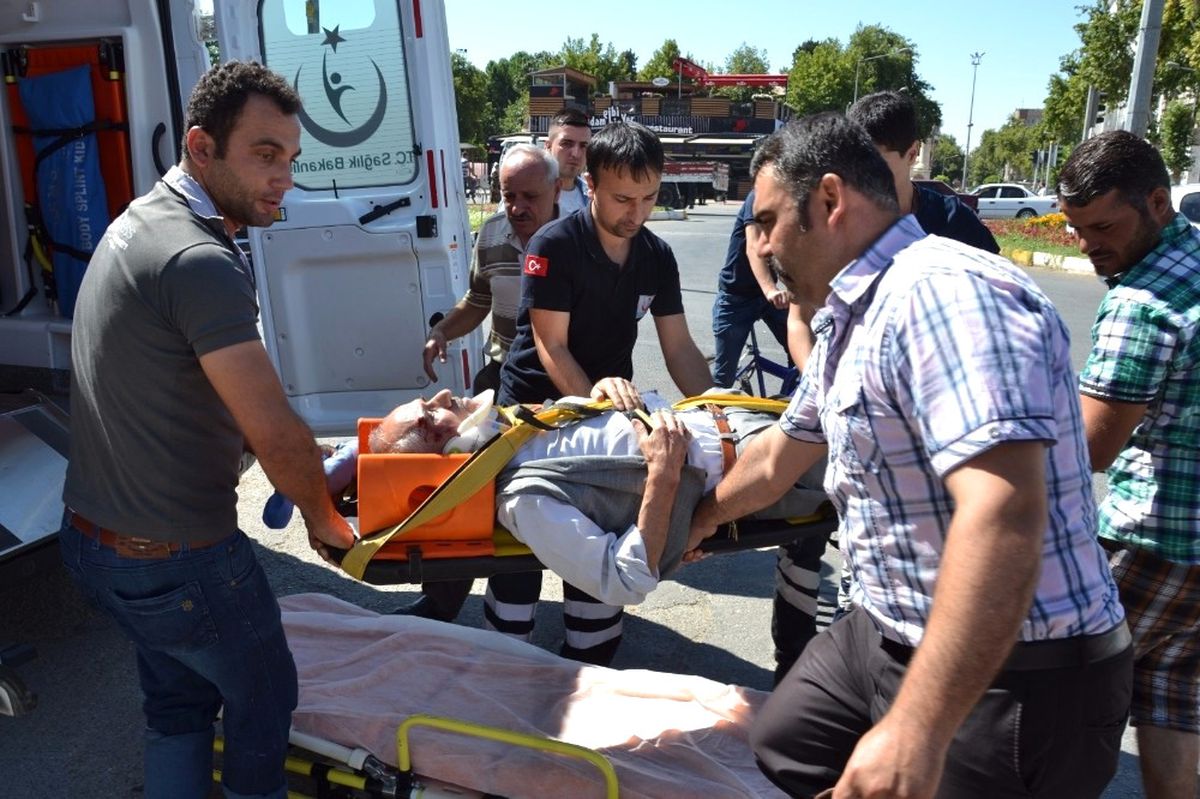 Adıyaman\'da Otomobil Yayaya Çarptı