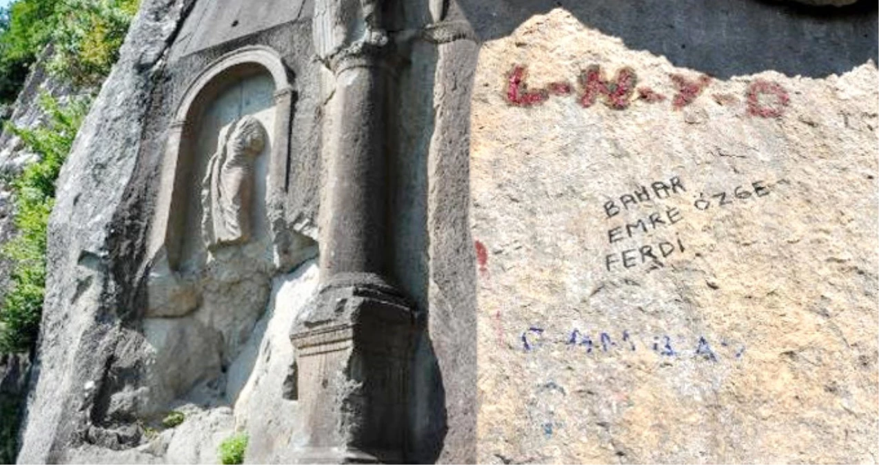 Asırlık Kuşyakası Yol Anıtı\'na Sevgili Çiftler Renkli Kalemlerle İsimlerini Yazdı