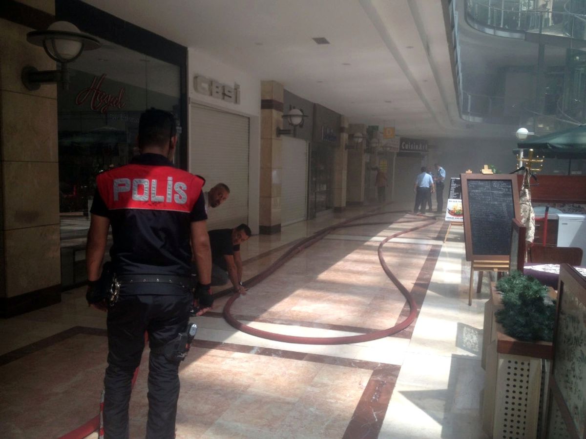Başkent\'te Avm\'de Yangın Paniği