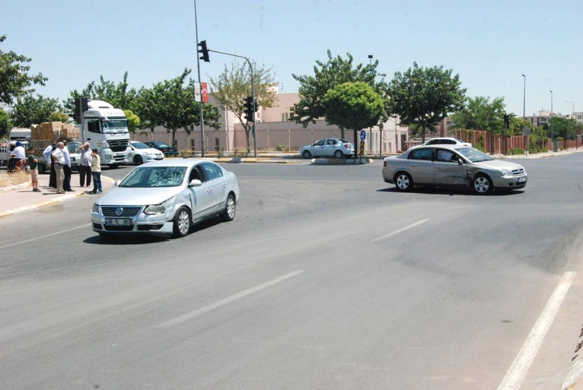 Çarpışan Otomobiller Yayayı Ezdi