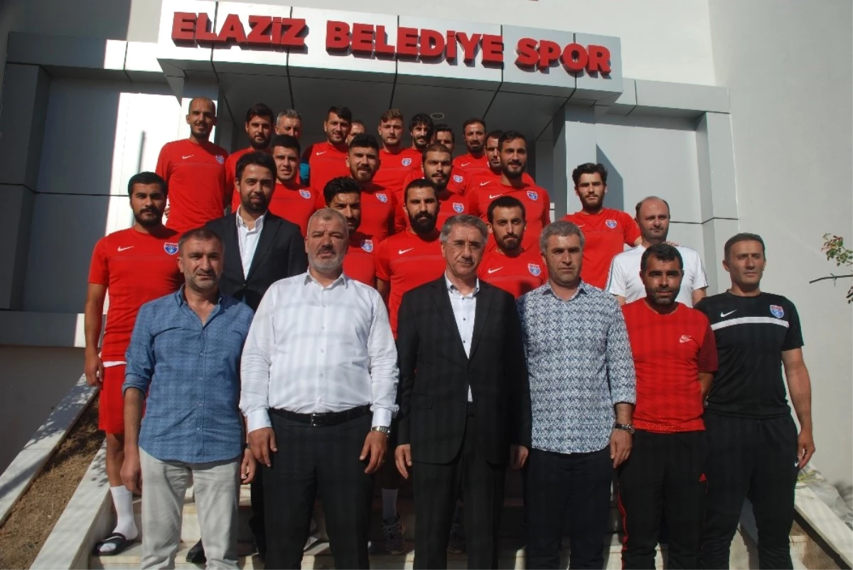 Elaziz Belediyespor\'da Toplu İmza Töreni