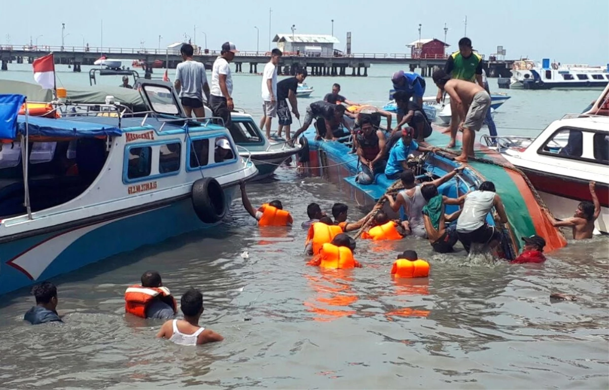 Endonezya\'da Sürat Teknesi Devrildi: 10 Ölü