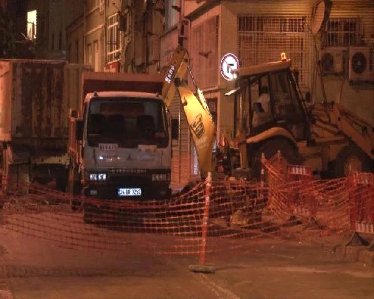 Fatih\'te Yol Çöktü Cadde Araç Trafiğine Kapandı (2)