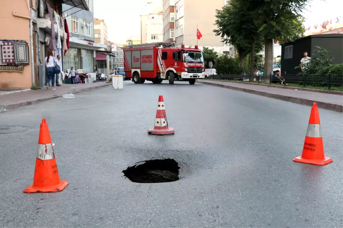 Fatih\'te Yol Çöktü Cadde Araç Trafiğine Kapandı (2)