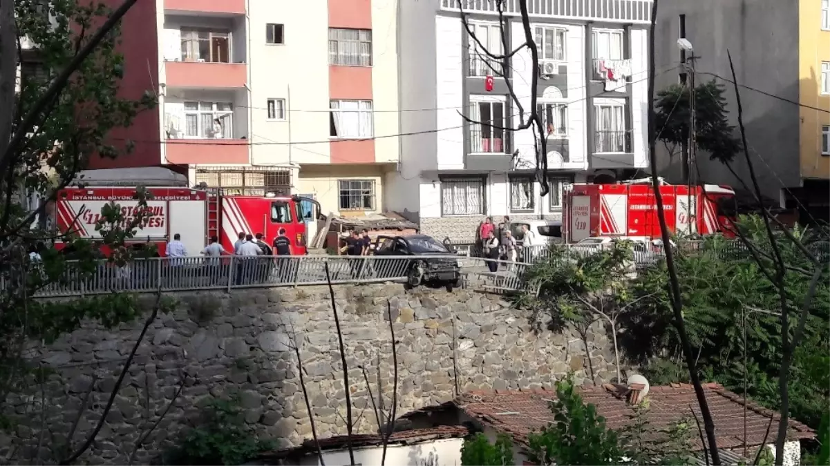 Freni Boşalan Araç Evin Üstüne Uçmaya Ramak Kala Yol Kenarında Asılı Kaldı