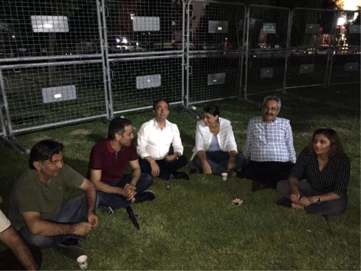 Grup Toplantısını Diyarbakır\'da Parkta Yapan Hdp\'den 1 Haftalık \'Vicdan ve Adalet Nöbeti\' (2)