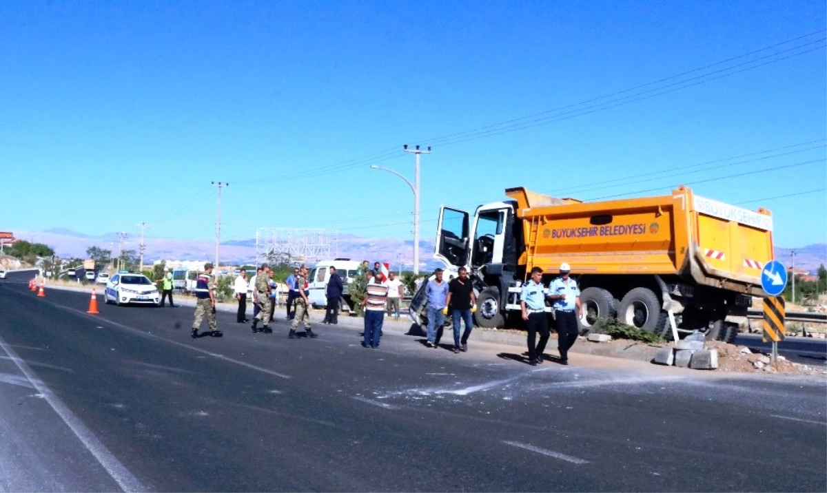 Hafriyat Kamyonu Otomobili Biçti: 1 Ölü