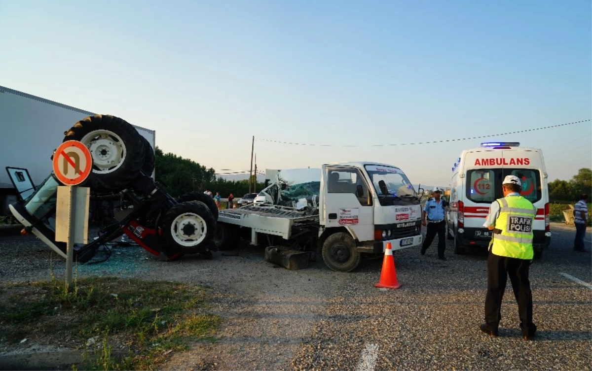 İşçi Minibüsü ile Traktör Yüklü Çekici Çarpıştı: 7 Yaralı