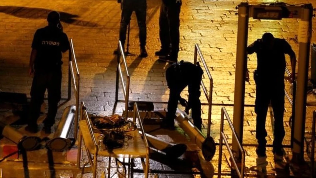 İsrail, Mescid-i Aksa\'daki Metal Arama Dedektörlerini Kaldırıyor