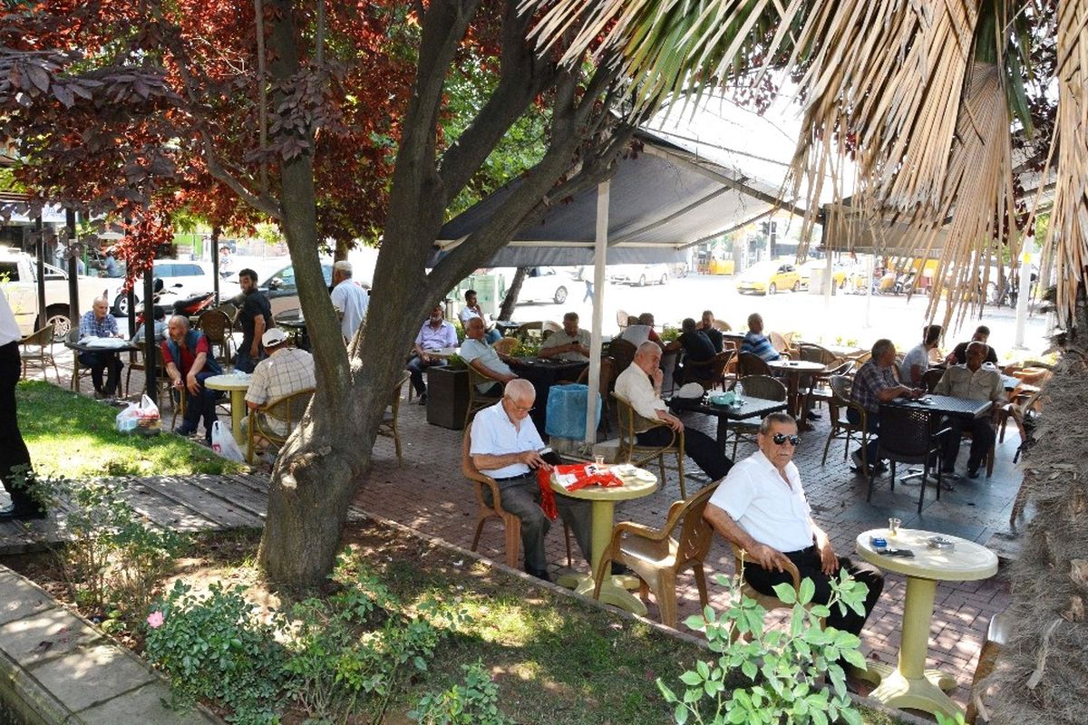 İzmit Beledeyesi\'nin Çay Bahçesi Büyük İlgi Görüyor