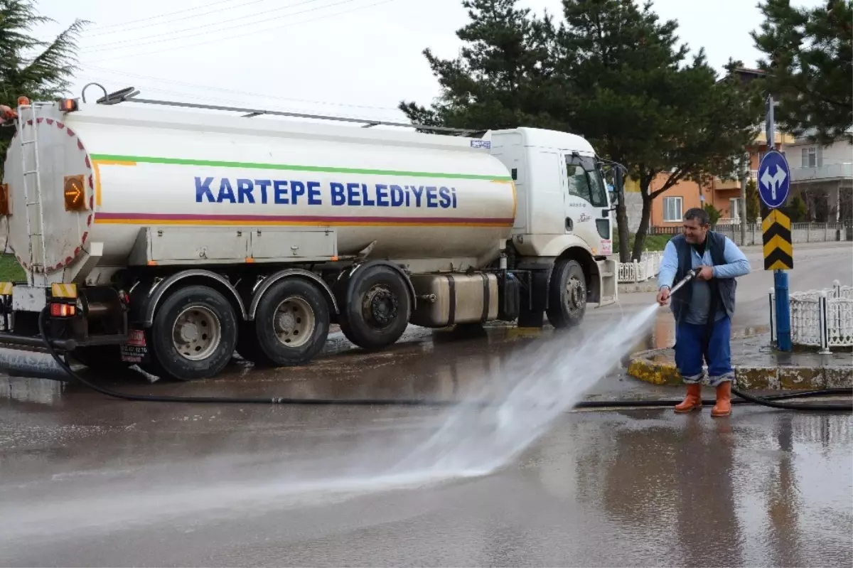 Kartepe Yollarında Temizlik Yapılıyor